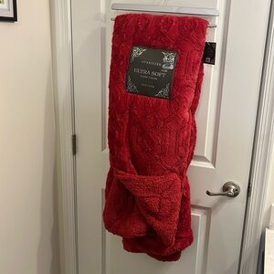 Gilmore Oversized Ultra Soft Plush Throw Blanket 50”x70” red holiday polyester